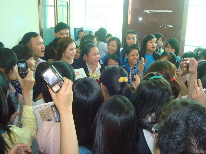 Sinh viên Đại học KHXV&NV TP.HCM vây quanh Lý Nhã Kỳ và rất hào hứng để bình chọn