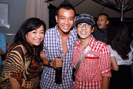 MC Hoàng Phi tranh thủ tạo dáng nhanh với anh Thành Lộc MC Hoàng Phi tranh thủ tạo dáng nhanh với anh Thành Lộc