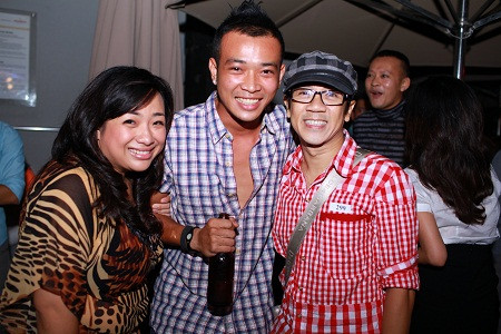 MC Hoàng Phi tranh thủ tạo dáng nhanh với anh Thành Lộc