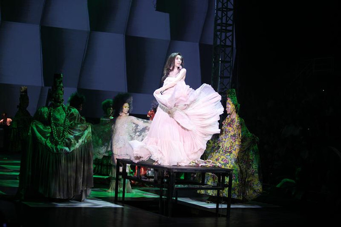 Thuỷ Tiên có phong cách biểu diễn chuyên nghiệp không khác gì các người mẫu DFS 10 Thuỷ Tiên có phong cách biểu diễn chuyên nghiệp không khác gì các người mẫu DFS 10