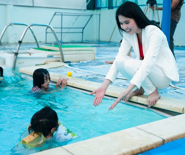 Chơi đùa với các e nhỏ đang tập bơi