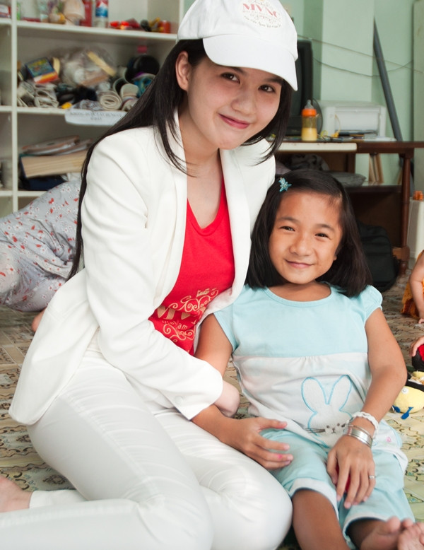 Ngọc Trinh được các em nhỏ rất yêu mến và chụp ảnh chung.