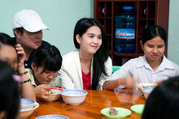 Cùng chia sẻ trong một bữa ăn tập thể.