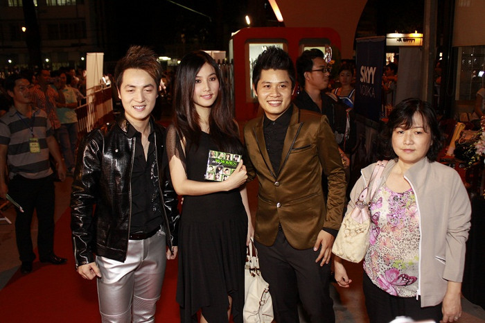 Diễm My 9X cũng đến chia vui Diễm My 9X cũng đến chia vui