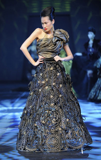 10. Nguyễn Phạm Anh Tuấn, hay Adrian Anh Tuấn, người có sở trường ở thời trang ứng dụng, đến chương trình với bộ sưu tập Beelieve gợi niềm đam mê của những con ong thợ miệt mài đem lại mật ngọt. 10. Nguyễn Phạm Anh Tuấn, hay Adrian Anh Tuấn, người có sở trường ở thời trang ứng dụng, đến chương trình với bộ sưu tập Beelieve gợi niềm đam mê của những con ong thợ miệt mài đem lại mật ngọt.