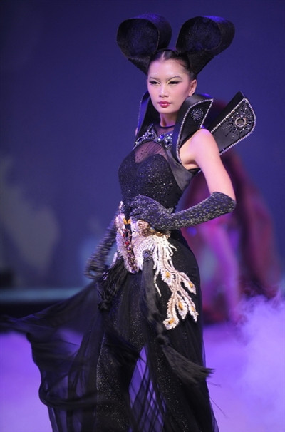 8, 9. Hai nhà thiết kế Huỳnh Hải Long, Ðặng Thế Huy góp chung sáng tạo trong bộ sưu tập mang tên Thoát xác. 8, 9. Hai nhà thiết kế Huỳnh Hải Long, Ðặng Thế Huy góp chung sáng tạo trong bộ sưu tập mang tên Thoát xác.