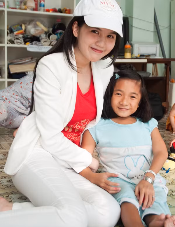 Ngọc Trinh được các em nhỏ rất yêu mến và chụp ảnh chung.