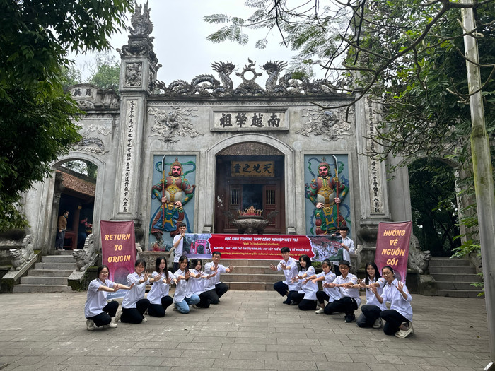 Học sinh Trường Trung học phổ thông Công nghiệp Việt Trì tham gia học tập, trải nghiệm tại Khu Di tích lịch sử Đền Hùng. Ảnh: NTCC z5355966341168_df7044598cf37cf4e053b7bb51cb9bbb.jpg
