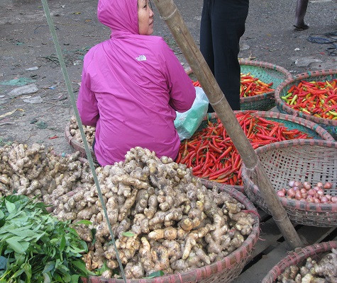 Nông sản nội, ngoại được bày bán lẫn lộn tại các chợ lớn nhỏ trên địa bàn Hà Nội.