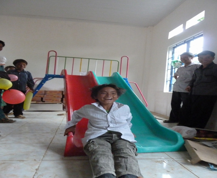 Trong chuyến đi từ thiện vừa qua, đoàn từ thiện Việt Kiều Mỹ đã dành tặng những chiếc xích đu, cầu trượt tại 4 điểm trường tại Kim Bon. Được biết, tổng số đồ chơi dành cho 4 điểm cùng rất nhiều quà tặng khác như quần áo, bánh kẹo, giầy dép trị giá gần 200 triệu đồng.