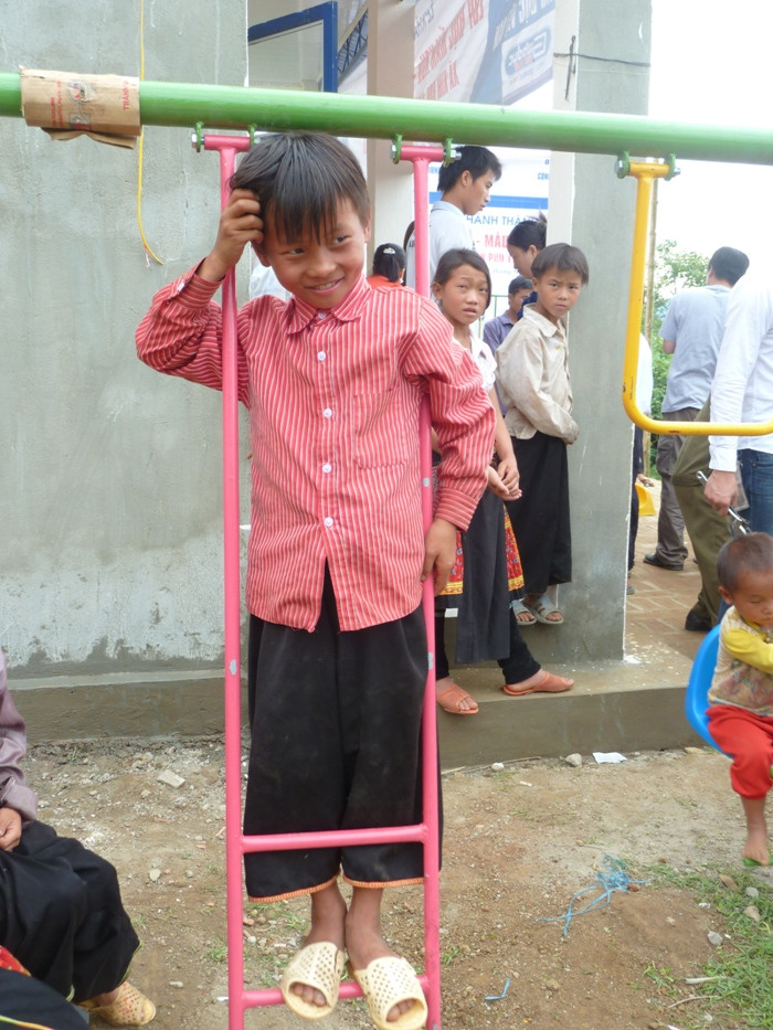 Niềm hân hoan có chút ngại ngùng của cậu bé này khi lần đầu tiên được chơi những đồ chơi như thế này.