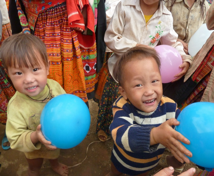 Trong chuyến đi từ thiện ngày 11-12/6, đại diện lãnh đạo Báo Giáo dục Việt Nam cùng đoàn Việt Kiều Mỹ (đơn vị tài trợ chính cho dự án xây dựng các điểm trường lẻ tại xã Kim Bon) đến tặng quà và khánh thành 4 điểm trường mầm non tại xã Kim Bon, huyện Phù Yên, Sơn La.