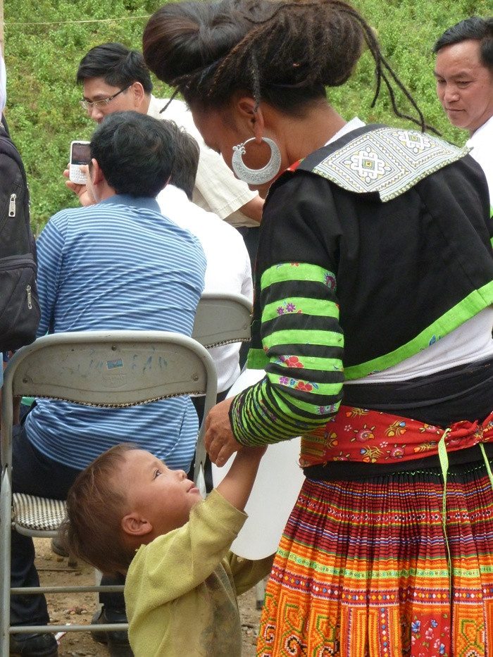 Cậu bé hơn 2 tuổi này khoe với bà ngoại khi nhận được quả bóng trắng to chưa từng thấy.