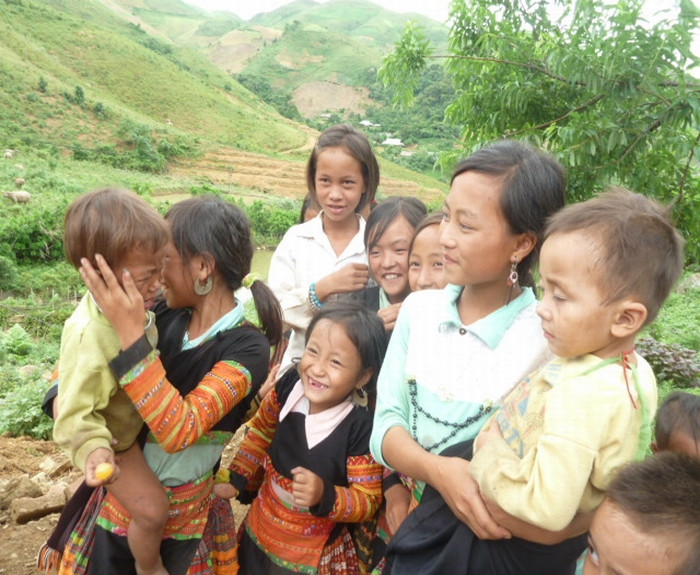 Nụ cười giòn tan, đầy thích thú của những cô bé này khi chúng tôi giơ máy ảnh lên.