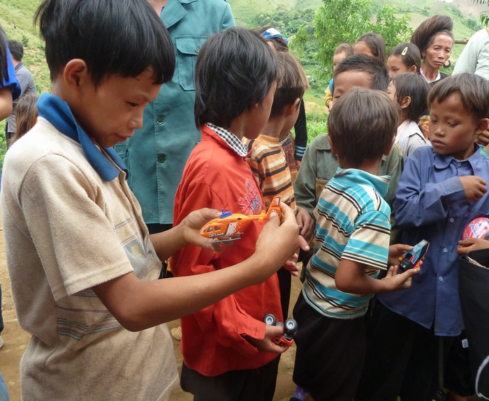 Tại 4 điểm trường lẻ Đá Đỏ, Dằn A, Suối Pa và Suối Kếnh, đoàn từ thiện xúc động khi chứng kiến nhiều trẻ Kim Bon thiếu thốn, khó khăn không có quần áo để mặc, dép để đi đến lớp. Được nhận những chiếc bông tai chưa bao giờ thấy, những bộ quần áo hình vẽ ngộ nghĩnh, chiếc xe đồ chơi, thú nhồi bông hay những quả bóng bay…khiến chúng thích thú, hào hứng, vui vẻ và tò mò.