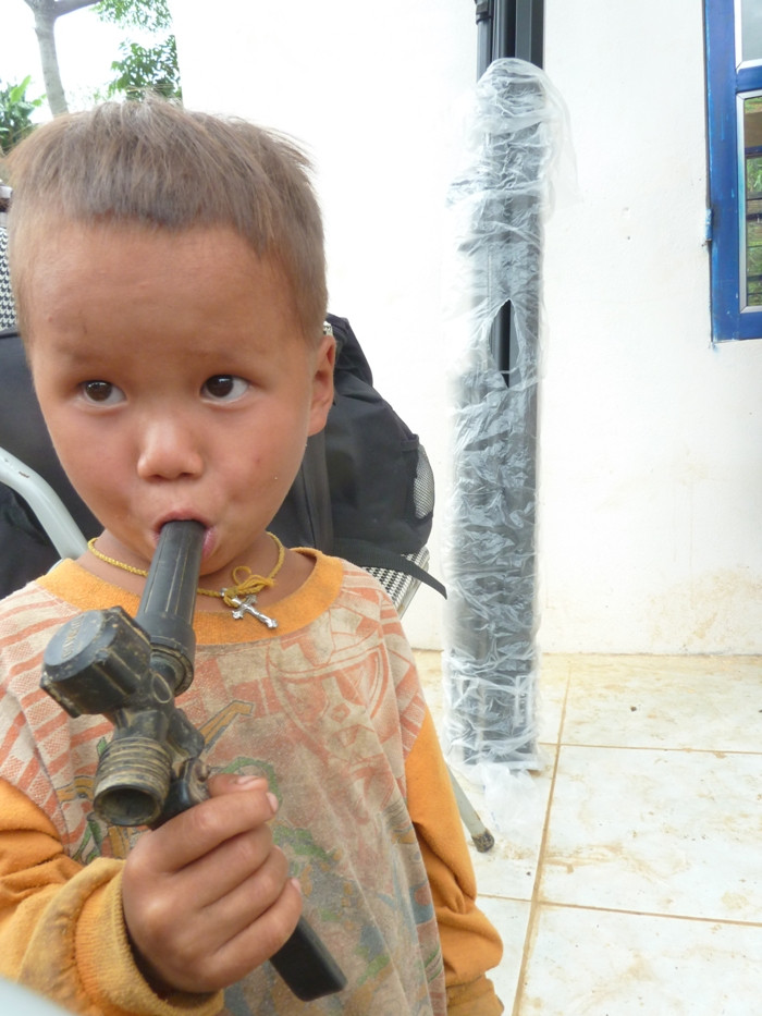 Dường như những đồ dùng được mang lên từ miền xuôi, từ thành phố đó quá xa xỉ với những đứa trẻ nghèo nơi đây. Chúng chưa bao giờ nhìn thấy chiếc đồ chơi màu sắc, đẹp và “hiện đại” như thế này. Cậu bé này dùng ống nhựa hỏng để chơi cùng.