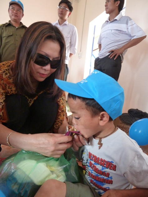 Bà Vivian VietLy Nguyen (Việt Kiều Mỹ) xót thương cho hoàn cảnh của cậu bé nên đã quyết định chi trả toàn bộ chi phí mổ mắt cho cháu. Cô Hiệu trưởng trường Mầm non nhận trách nhiệm chăm sóc cho cháu và đưa cháu đi khám bệnh. Báo GDVN sẽ hỗ trợ các thủ tục nhập viện và phẫu thuật ở Hà Nội (ảnh Đình Phong). Bà Vivian VietLy Nguyen (Việt Kiều Mỹ) xót thương cho hoàn cảnh của cậu bé nên đã quyết định chi trả toàn bộ chi phí mổ mắt cho cháu. Cô Hiệu trưởng trường Mầm non nhận trách nhiệm chăm sóc cho cháu và đưa cháu đi khám bệnh. Báo GDVN sẽ hỗ trợ các thủ tục nhập viện và phẫu thuật ở Hà Nội (ảnh Đình Phong).