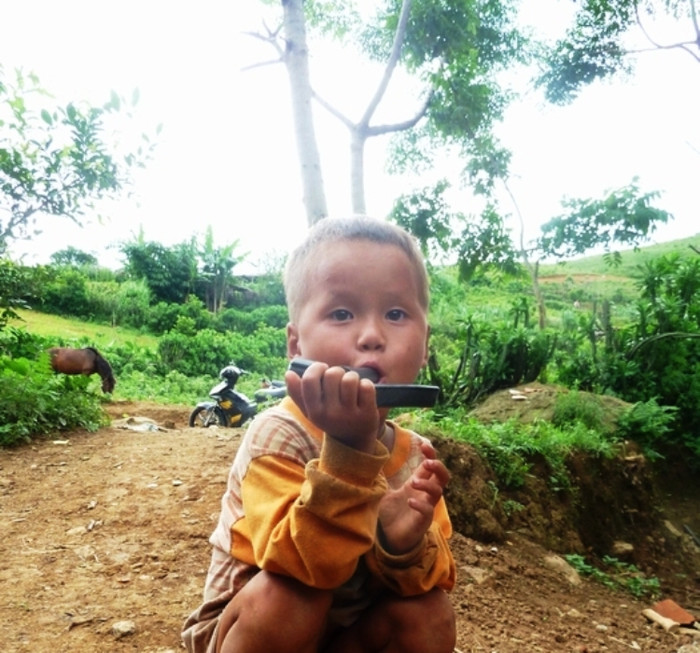 Mọi thứ được mang lên từ Hà Nội xa hoa khiến chúng tò mò, thích thú, ngạc nhiên và háo hức đến kỳ lạ. Những chiếc dép đầy màu sắc tạo ra tiếng kêu, bộ quần áo mới toanh thơm tho, chiếc ô tô đồ chơi, thú nhồi bông ngộ nghĩnh là những thứ mà chúng không bao giờ mơ đến. Mọi thứ được mang lên từ Hà Nội xa hoa khiến chúng tò mò, thích thú, ngạc nhiên và háo hức đến kỳ lạ. Những chiếc dép đầy màu sắc tạo ra tiếng kêu, bộ quần áo mới toanh thơm tho, chiếc ô tô đồ chơi, thú nhồi bông ngộ nghĩnh là những thứ mà chúng không bao giờ mơ đến.