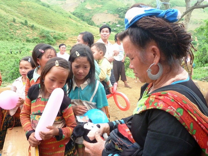 Con thú nhồi bông này không chỉ lạ lẫm, xa xỉ đối với những đứa trẻ, mà đó còn là thứ kỳ lạ đối với người phụ nữ dân tộc này. Con thú nhồi bông này không chỉ lạ lẫm, xa xỉ đối với những đứa trẻ, mà đó còn là thứ kỳ lạ đối với người phụ nữ dân tộc này.