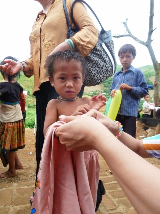 Không có quần áo tử tế để mặc, cậu bé "nhăn nhó" khi có một người cho quần áo mới, thơm tho. Không có quần áo tử tế để mặc, cậu bé "nhăn nhó" khi có một người cho quần áo mới, thơm tho.