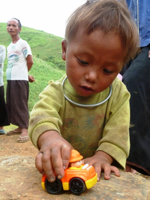 Cậu bé hơn 2 tuổi này mải miết chơi chiếc ô tô đồ chơi vừa được cho.Có lẽ, nhiều người khi xem hình ảnh này sẽ ước: "Giá như..." Cậu bé hơn 2 tuổi này mải miết chơi chiếc ô tô đồ chơi vừa được cho.Có lẽ, nhiều người khi xem hình ảnh này sẽ ước: "Giá như..."
