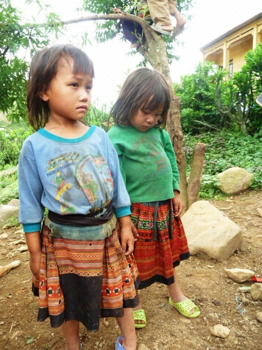 Có lên vùng cao mới hiểu hết được sự khó khăn, thiếu thốn của những đứa trẻ ấy. Tôi tự hỏi: Chúng lấy đâu ra một bộ quần áo tử tế, một quyển vở trắng thơm tho, một món đồ chơi…như trẻ con thành phố? Có lên vùng cao mới hiểu hết được sự khó khăn, thiếu thốn của những đứa trẻ ấy. Tôi tự hỏi: Chúng lấy đâu ra một bộ quần áo tử tế, một quyển vở trắng thơm tho, một món đồ chơi…như trẻ con thành phố?