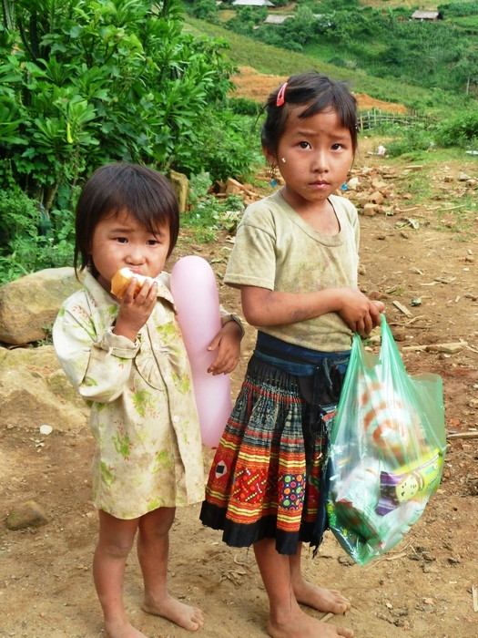 Rồi chúng sẽ ra sao? Quần áo mới, đôi dép đẹp, bánh kẹo ngon…không thể “cứu” tương lai của những đứa trẻ ấy. Chúng cười, nhưng sau nụ cười ấy khiến nhiều người phải khóc. Ánh mắt ấy vẫn nhìn tôi, ám ảnh tôi suốt chặng đường trở về Hà Nội đầy đủ, ồn ã. Rồi chúng sẽ ra sao? Quần áo mới, đôi dép đẹp, bánh kẹo ngon…không thể “cứu” tương lai của những đứa trẻ ấy. Chúng cười, nhưng sau nụ cười ấy khiến nhiều người phải khóc. Ánh mắt ấy vẫn nhìn tôi, ám ảnh tôi suốt chặng đường trở về Hà Nội đầy đủ, ồn ã.