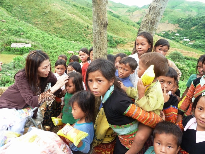 Ánh mắt ngây ngô đến dại đi ẩn chứa sự cam chịu ở vùng đất nghèo khó. Đôi mắt hồn nghiên chứa chan nỗi niềm, ước mơ được ăn no, mặc đủ, được đến trường. Ánh mắt ngây ngô đến dại đi ẩn chứa sự cam chịu ở vùng đất nghèo khó. Đôi mắt hồn nghiên chứa chan nỗi niềm, ước mơ được ăn no, mặc đủ, được đến trường.