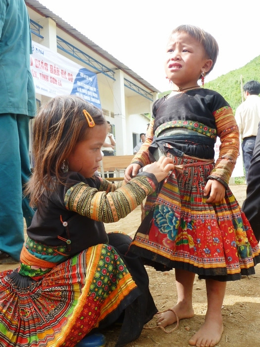 Chị vội vàng buộc lại váy cho em gái để nhanh chân ra nhận quà. Hy vọng rằng, khi mùa đông đến, đôi chân của đứa bé hơn 5 tuổi kia sẽ có một đôi dép để đi. Chị vội vàng buộc lại váy cho em gái để nhanh chân ra nhận quà. Hy vọng rằng, khi mùa đông đến, đôi chân của đứa bé hơn 5 tuổi kia sẽ có một đôi dép để đi.