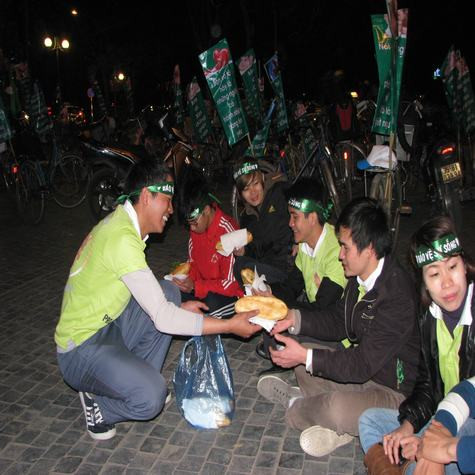 20h00 ngày 14-2, tất cả các bạn trẻ được lót dạ bằng ổ bánh mỳ trong chớp nhoáng.