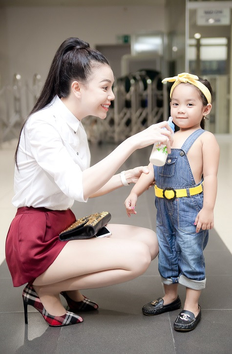 Đặc biệt, người đẹp đã đi cùng cô cháu gái rất đáng yêu của mình.