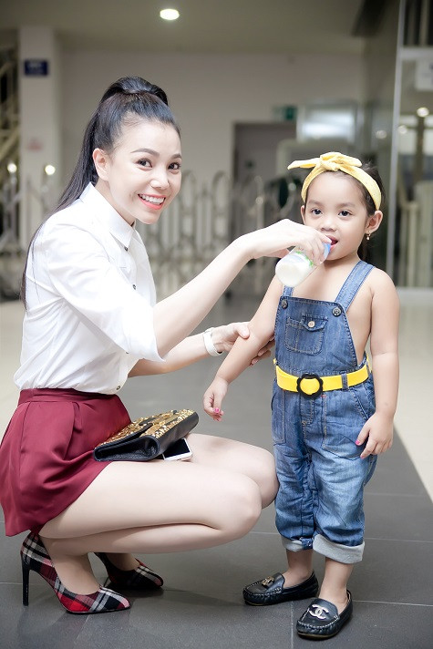 Cô cháu gái Trà Ngọc Hằng cũng hết sức tự nhiên và đáng yêu khi biết tạo dáng ngộ nghĩnh trước ống kính.