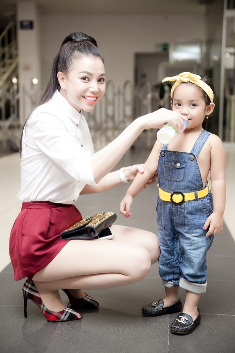 Theo đó, đây là lần đầu tiên Trà Ngọc Hằng mang cô cháu cùng đi dự sự kiện và chăm sóc cháu gái chu đáo, khéo léo.
