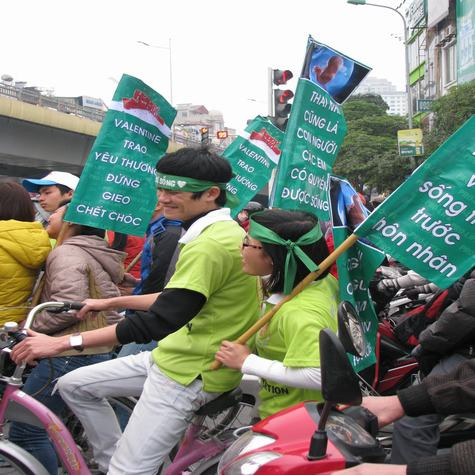 Các bạn trẻ đạp xe đạp cùng nhau xuống phố với những khẩu hiệu.