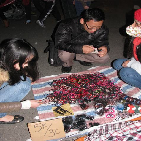 Những chiếc nơ cột tóc dành cho nữ giới được cánh mày râu chuộng nhất chỉ với giá 5.000 đồng/3 chiếc.