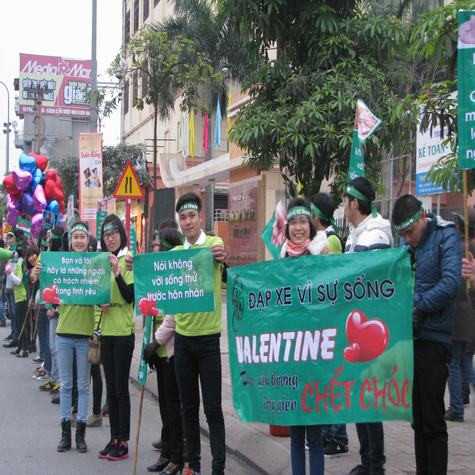 Và rất nhanh chóng, thông điệp đã được thu hút những người đang tham gia giao thông trên đường.