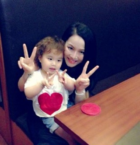 Thu Phượng và con gái Thu Phượng và con gái