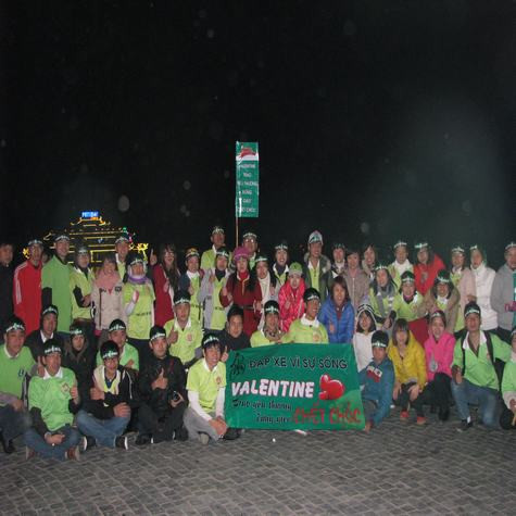 Sau cuộc hành trình dài được thành công, mọi người không quên giữ cho mình những kỷ niệm đoàn kết lại để bảo vệ sự sống cho con người.