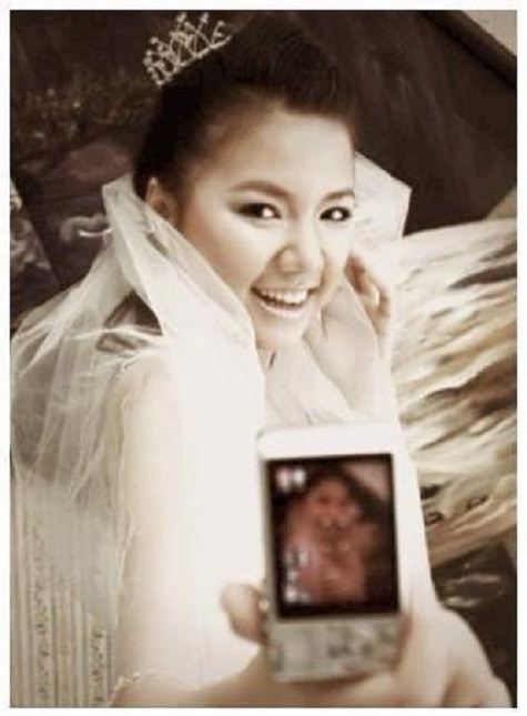 Ngô Quỳnh Anh là cựu thành viên nhóm nhạc Mắt Ngọc (cùng với Duy Uyên, Thanh Ngọc, Thúy Nga), sau đó cô tách khỏi nhóm thay thế vị trí của Thu Thủy và kết hợp với Phạm Quỳnh Anh cùng Lương Bích Hữu thành lập nhóm H.A.T tiếp tục dự án nhóm do ông bầu Quang Huy dẫn dắt. Ngô Quỳnh Anh là cựu thành viên nhóm nhạc Mắt Ngọc (cùng với Duy Uyên, Thanh Ngọc, Thúy Nga), sau đó cô tách khỏi nhóm thay thế vị trí của Thu Thủy và kết hợp với Phạm Quỳnh Anh cùng Lương Bích Hữu thành lập nhóm H.A.T tiếp tục dự án nhóm do ông bầu Quang Huy dẫn dắt.