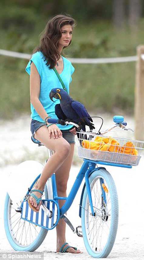 Hình ảnh của siêu mẫu chụp tai bãi biển Miami.