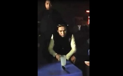 Ca sĩ Châu Việt Cường trong clip. Ca sĩ Châu Việt Cường trong clip.