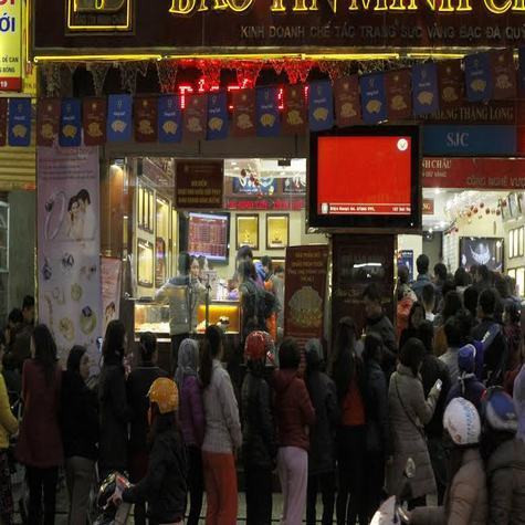 Đến 22h, cửa hàng thông báo nghỉ đóng cửa nhưng dòng người vẫn xếp hàng dài mong tới lượt mình.