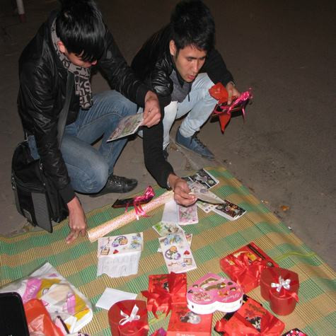 Chỉ với 10.000 đồng/ 2 tấm thiệp, các bạn nam nhanh tay lựa chọn cho nửa yêu thương của mình.