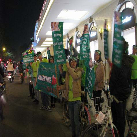 Thông điệp được các bạn trẻ tuyên truyền tại phố Tràng Tiền - Hà Nội.