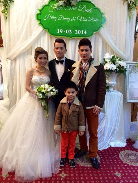 Cặp vợ chồng trẻ vui vẻ chụp ảnh cùng người thân. Cặp vợ chồng trẻ vui vẻ chụp ảnh cùng người thân.