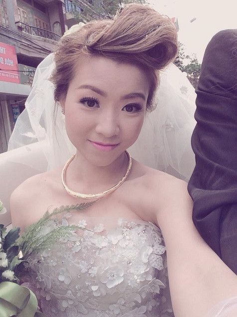 Ngày 19/2 vừa qua, đám cưới chính thức của Dung đã diễn ra với sự chúc phúc của rất nhiều bạn bè và người thân Ngày 19/2 vừa qua, đám cưới chính thức của Dung đã diễn ra với sự chúc phúc của rất nhiều bạn bè và người thân