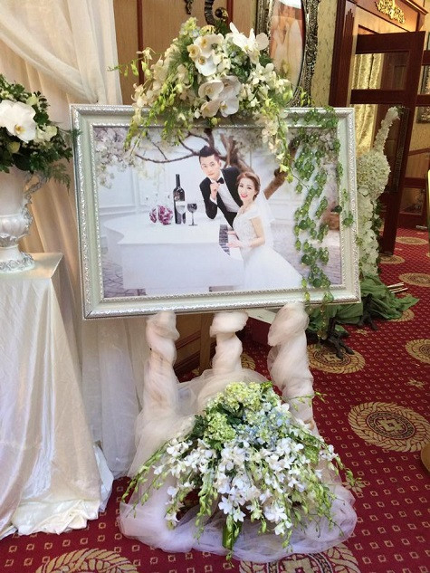 Sau scandal không lâu, trên trang cá nhân, cô gái bất ngờ chia sẻ những bức ảnh cưới của mình và bạn trai như để khẳng định mình đã tìm được bến bờ hạnh phúc. Sau scandal không lâu, trên trang cá nhân, cô gái bất ngờ chia sẻ những bức ảnh cưới của mình và bạn trai như để khẳng định mình đã tìm được bến bờ hạnh phúc.