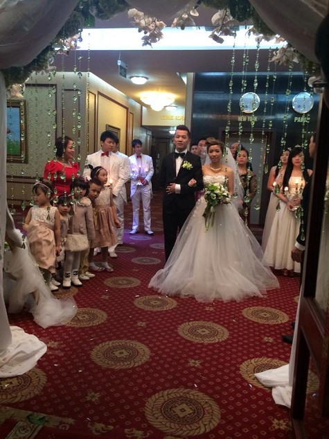 Dung Peppy sánh đôi bên chồng trong ngày cưới. Dung Peppy sánh đôi bên chồng trong ngày cưới.