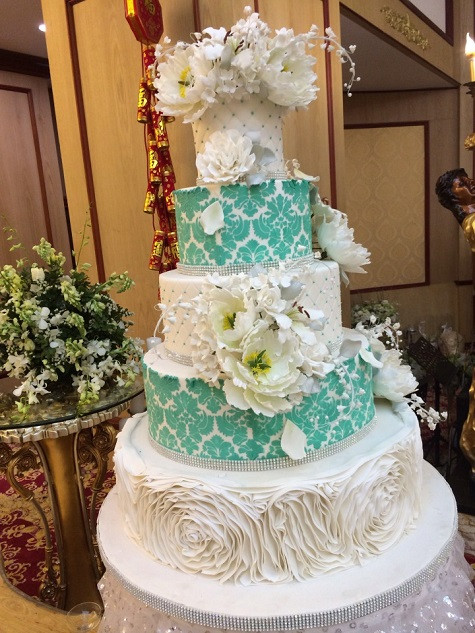 Đám cưới của Dung được tổ chức khá hoành tráng và sang trọng. Đám cưới của Dung được tổ chức khá hoành tráng và sang trọng.