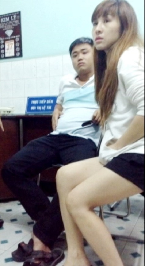 Vợ Hiếu Hiền (phải) tại Công an phường 11, quận 5, TP HCM. Ảnh: Một thế giới.